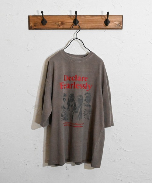 Anytime Songs（エニータイムソングス）の「16/COTTON 天竺プリントTシャツ（Tシャツ/カットソー・メンズ・ブラック系その他3/ブラック系その他2/ブラウン系その他2/ブラウン系その他3/ブラウン系その他/ブラック系その他/モカ/ブラック・LARGE/X-LARGE/MEDIUM）」の7枚目の写真