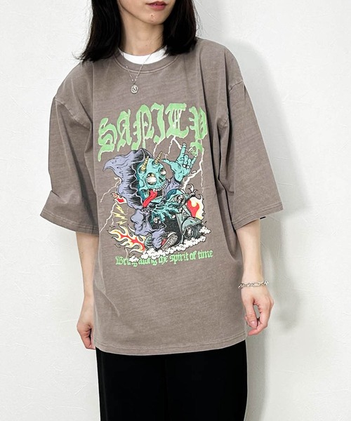 Anytime Songs（エニータイムソングス）の「16/COTTON 天竺プリントTシャツ（Tシャツ/カットソー・メンズ・ブラック系その他3/ブラック系その他2/ブラウン系その他2/ブラウン系その他3/ブラウン系その他/ブラック系その他/モカ/ブラック・LARGE/X-LARGE/MEDIUM）」の5枚目の写真