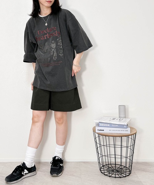 Anytime Songs（エニータイムソングス）の「16/COTTON 天竺プリントTシャツ（Tシャツ/カットソー・メンズ・ブラック系その他3/ブラック系その他2/ブラウン系その他2/ブラウン系その他3/ブラウン系その他/ブラック系その他/モカ/ブラック・LARGE/X-LARGE/MEDIUM）」の9枚目の写真