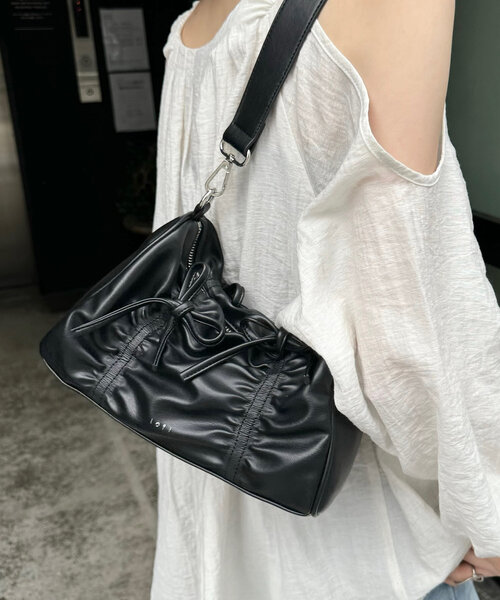 loti（ロティ）の「loti リボンギャザースクエアBAG（ショルダーバッグ・レディース・ブラック/シルバー/レッド・ONE SIZE）」の2枚目の写真