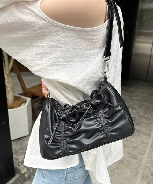 loti（ロティ）の「loti リボンギャザースクエアBAG（ショルダーバッグ・レディース・ブラック/シルバー/レッド・ONE SIZE）」の4枚目の写真