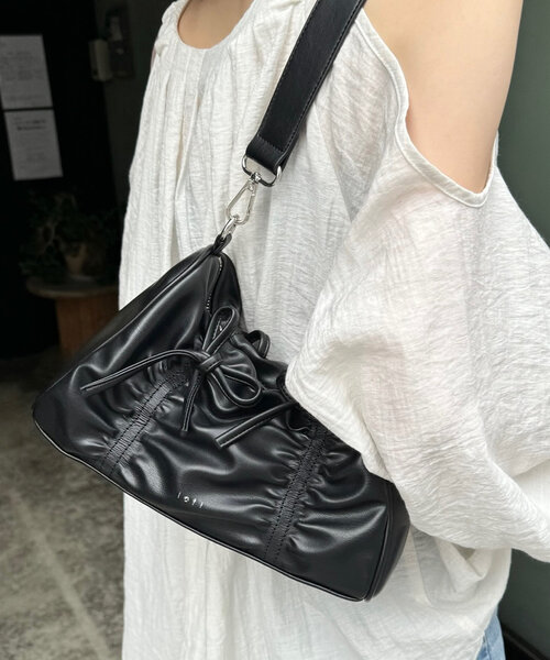 loti（ロティ）の「loti リボンギャザースクエアBAG（ショルダーバッグ・レディース・ブラック/シルバー/レッド・ONE SIZE）」の5枚目の写真