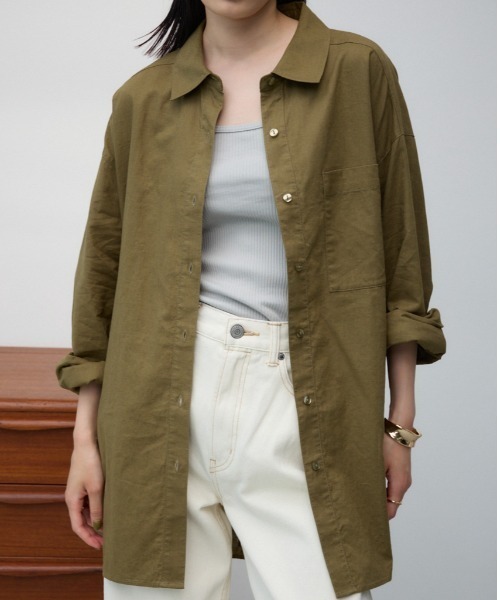 AZUL by moussy(アズールバイマウジー)の「コットンリネンバックデザインシャツ(シャツ/ブラウス・レディース・ブラック/カーキ/アイボリー・FREE)」の3枚目の写真