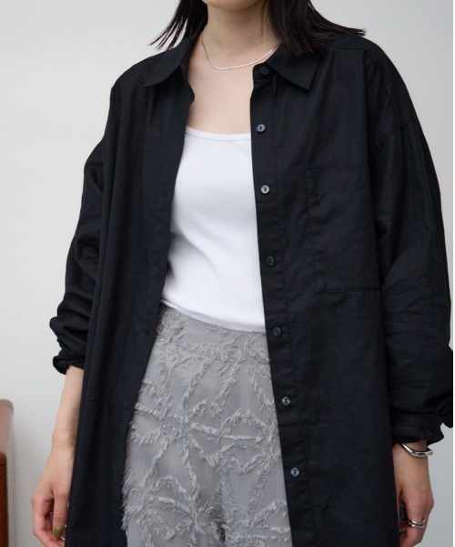 AZUL by moussy(アズールバイマウジー)の「コットンリネンバックデザインシャツ(シャツ/ブラウス・レディース・ブラック/カーキ/アイボリー・FREE)」の2枚目の写真