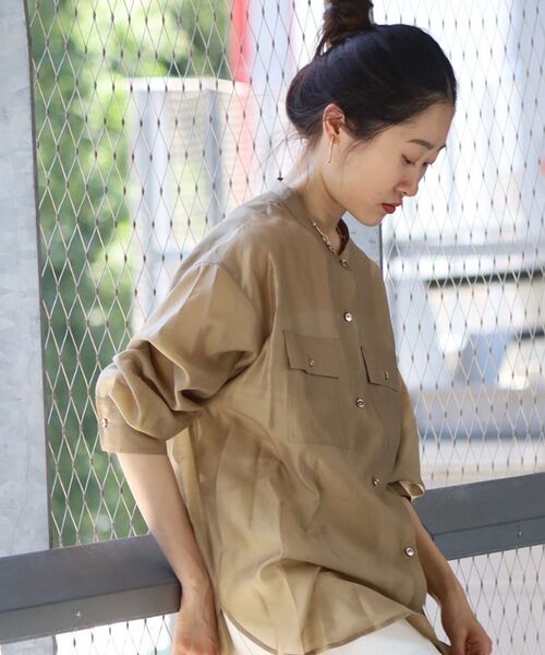 le.coeur blanc（ルクールブラン）の「シアーオーバーバンドカラーシャツ（シャツ/ブラウス・レディース・ベージュ/イエロー/ミント・38）」の2枚目の写真