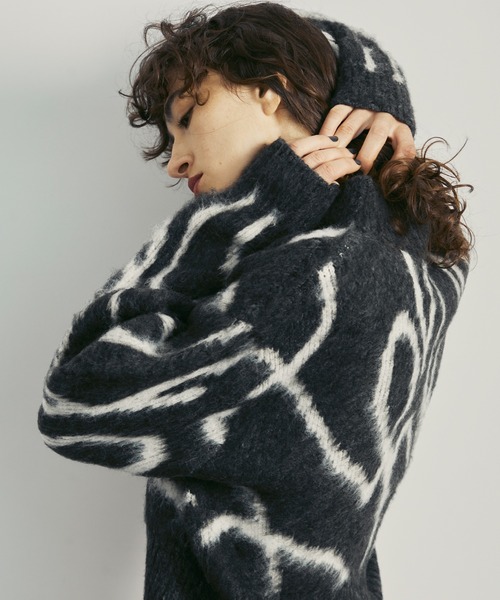 uyu.(ウユ)の「Art pattern high neck knit / アート模様 ハイネックニット【uyu./ウユ】(ニット/セーター・レディース・チャコールグレー/アイボリー・FREE)」の6枚目の写真
