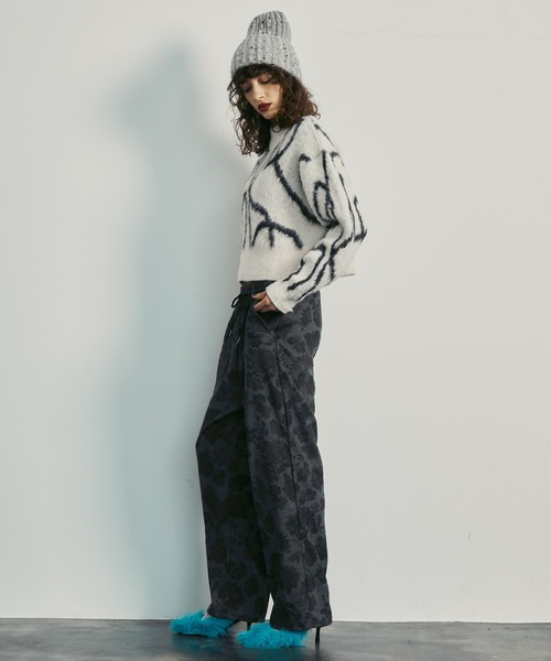 uyu.(ウユ)の「Art pattern high neck knit / アート模様 ハイネックニット【uyu./ウユ】(ニット/セーター・レディース・チャコールグレー/アイボリー・FREE)」の13枚目の写真