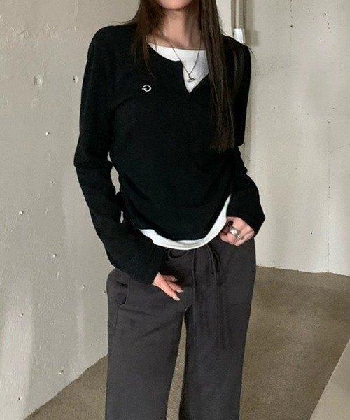 MEMECLE（メメクル）の「【 MEMECLE / メメクル 】バイカラー レイヤード キーネック ロンT（Tシャツ/カットソー・レディース・ブラック/グレー・M/L）」の3枚目の写真