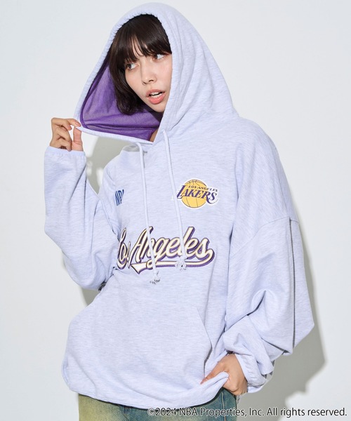 NBA（エヌビーエー）の「∴WEGO/別注NBAバルーンプルパーカー（パーカー・メンズ・ブラック/アッシュグレー・MEDIUM/LARGE）」の2枚目の写真