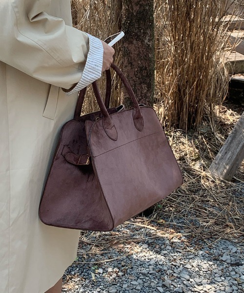 FREE STYLISTS（フリー スタイリスト）の「サイドベルトビッグスエード調トートバッグ トラベルバッグ Y2K（ボストンバッグ・レディース・ブラック/ブラウン・FREE）」の17枚目の写真