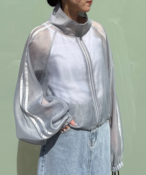 ISOOK（アイスー）の「【ISOOK / アイスー】シャイニーラインシアーブルゾン / トラックジャケット スタンドネック クロップド丈 ドロスト 2way 黒 グレー ブラック ZOZOTOWN限定（ブルゾン・レディース・ブラック/グレー・FREE）」の2枚目の写真