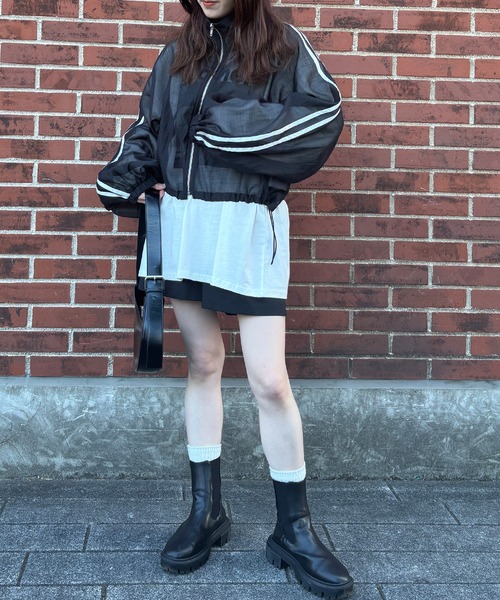 ISOOK（アイスー）の「【ISOOK / アイスー】シャイニーラインシアーブルゾン / トラックジャケット スタンドネック クロップド丈 ドロスト 2way 黒 グレー ブラック ZOZOTOWN限定（ブルゾン・レディース・ブラック/グレー・FREE）」の11枚目の写真