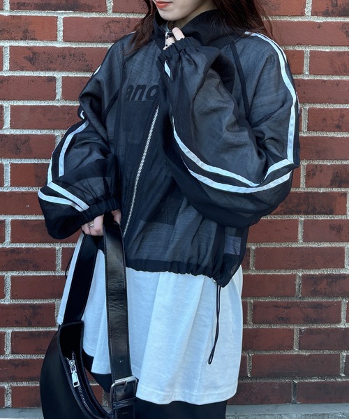 ISOOK（アイスー）の「【ISOOK / アイスー】シャイニーラインシアーブルゾン / トラックジャケット スタンドネック クロップド丈 ドロスト 2way 黒 グレー ブラック ZOZOTOWN限定（ブルゾン・レディース・ブラック/グレー・FREE）」の10枚目の写真