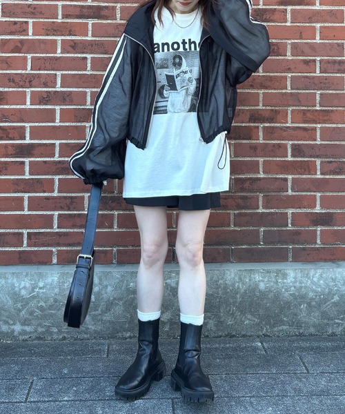 ISOOK（アイスー）の「【ISOOK / アイスー】シャイニーラインシアーブルゾン / トラックジャケット スタンドネック クロップド丈 ドロスト 2way 黒 グレー ブラック ZOZOTOWN限定（ブルゾン・レディース・ブラック/グレー・FREE）」の3枚目の写真