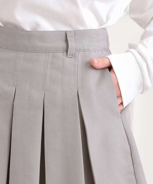 PINK-latte(ピンクラテ)の「インパンプリーツ無地スカート(スカート・キッズ・グレー/ブラック/ライトベージュ・13/14/15 /16)」の9枚目の写真