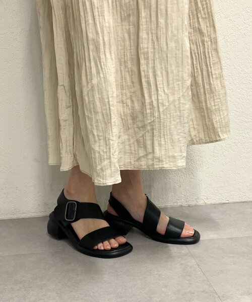 Omekashi（オメカシ）の「ワイドストラップサンダル（サンダル・レディース・ブラック/ゴールド・37/36）」の3枚目の写真