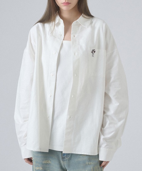 ONCILY(オンシェリー)の「POCKET LOGO REGULAR COLLAR SHIRT / ポケットロゴレギュラーカラーシャツ(シャツ/ブラウス・メンズ・オフホワイト/ブルー/ピンク・MEDIUM/SMALL/LARGE)」の1枚目の写真