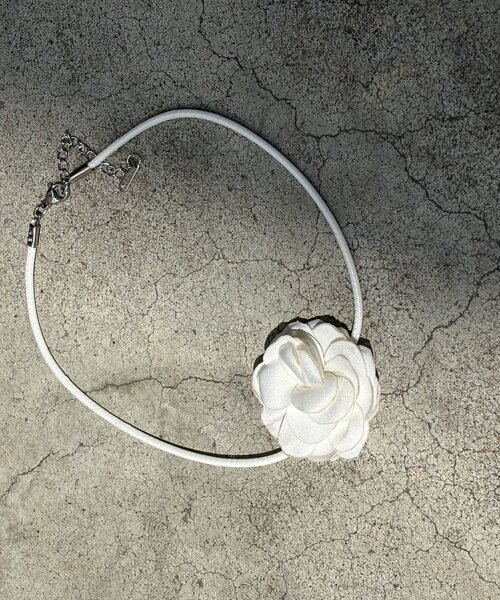 WHO'S WHO gallery（フーズフーギャラリー）の「バラチョーカー（チョーカー・レディース・ホワイト・FREE）」の3枚目の写真