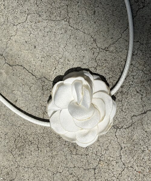 WHO'S WHO gallery（フーズフーギャラリー）の「バラチョーカー（チョーカー・レディース・ホワイト・FREE）」の4枚目の写真