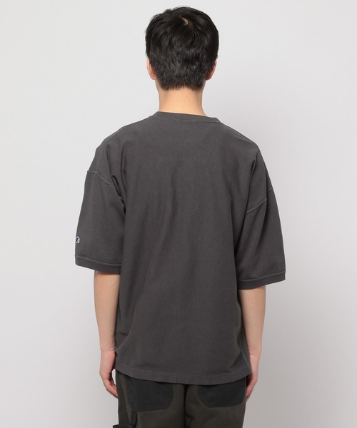 Champion（チャンピオン）の「【Champion(チャンピオン)】別注オーバーダイリバースウィーブTシャツ（Tシャツ/カットソー・メンズ・パープル/チャコール/オフホワイト・LARGE/MEDIUM）」の6枚目の写真