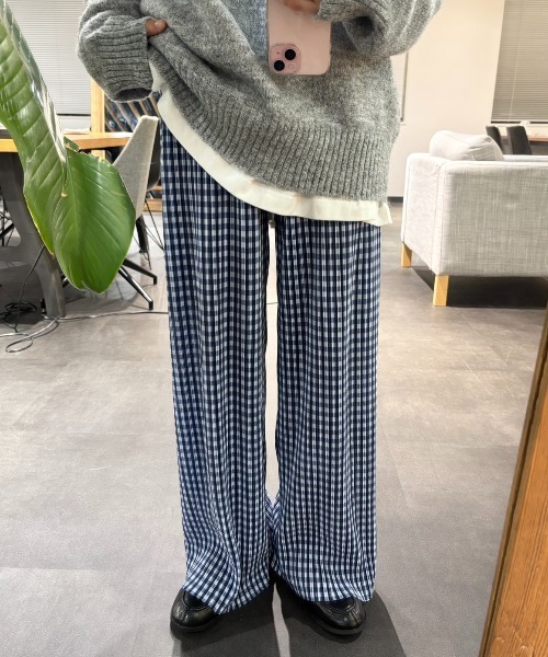 MERLOT（メルロー）の「【カットで長さ調節可能】【ウエストゴム】ギンガムチェックプリーツイージーパンツ（その他パンツ・レディース・ブラック/グリーン/ブルー/ブルー系その他/ブラウン・FREE）」の4枚目の写真