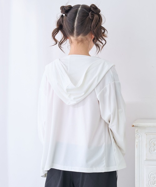 Amourire girl（アムリールガール）の「ロールアップ ジップアップパーカー（UV対策/紫外線対策）（パーカー・キッズ・オフホワイト/サックスブルー・130cm/140cm/150cm/160cm）」の7枚目の写真