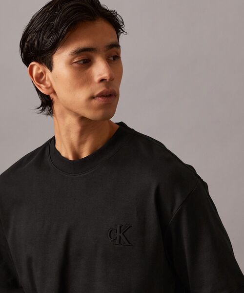 Calvin Klein(カルバン・クライン)の「【ユニセックス】インター ロックTシャツ(Tシャツ/カットソー・メンズ・ライトベージュ/ブラック/ブルー系その他・M/S/L/XL)」の2枚目の写真