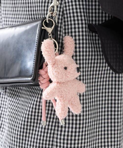 earth music&ecology（アースミュージックアンドエコロジー）の「Fluffy Rabbit チャーム（キーホルダー・レディース・ピンク/ブラウン・FREE）」の5枚目の写真