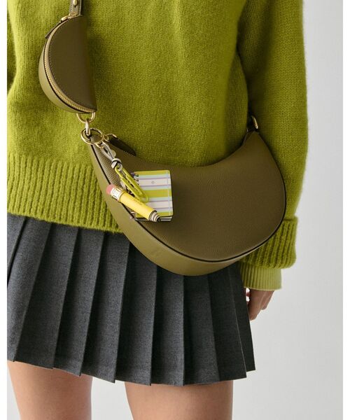 kate spade new york（ケイトスペード ニューヨーク）の「チャームド ペンシル バッグ チャーム（キーホルダー・レディース・ベージュ・ONESIZE）」の2枚目の写真