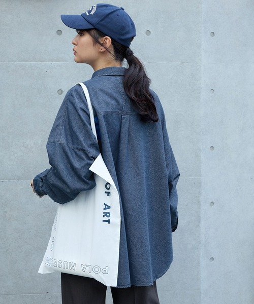 MONO-MART（モノマート）の「オーバーサイズ ライトオンス レギュラーカラー デニムシャツ（シャツ/ブラウス・レディース・ネイビー/ブラック/ライトブルー/ブルー/グレー系・M/L）」の9枚目の写真