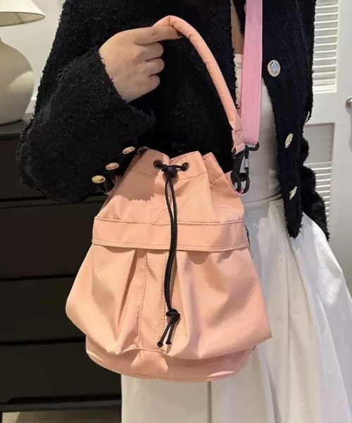 CELENA BEATS（セレナビーツ）の「[バケツ型ミニバッグ] 巾着 ショルダーバッグ（ショルダーバッグ・レディース・ブラック/ピンク/グリーン/ブラウン/ホワイト・FREE）」の7枚目の写真