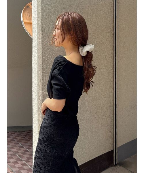 Ungrid(アングリッド)の「タックデザインオフショルTee(Tシャツ/カットソー・レディース・ブラック/アイボリー/グリーン・FREE)」の6枚目の写真