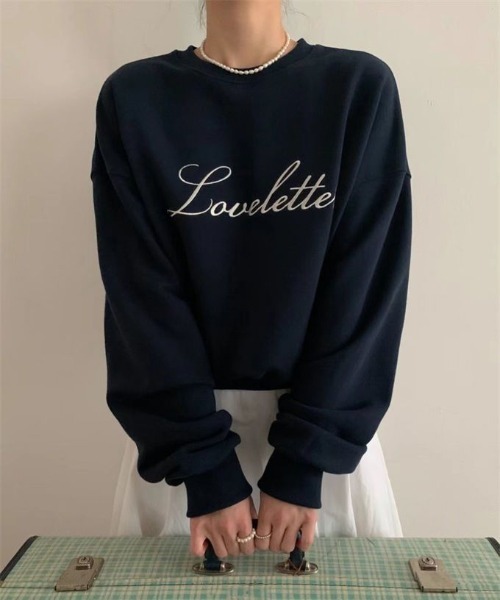 shyam inspiration（シャムインスピレーション）の「コンパクトドロップショルダー刺繍ロゴスウェット（スウェット・レディース・ネイビー/グレー・M/L）」の17枚目の写真
