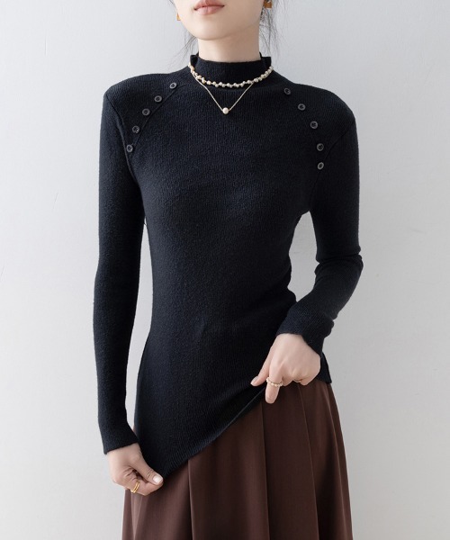 ONEP STAR(ワンピスター)の「肩ボタンデザインハイネックニットトップス(ニット/セーター・レディース・テラコッタ/ベージュ/オートミール/ブラック・FREE)」の12枚目の写真