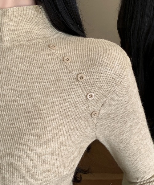 ONEP STAR(ワンピスター)の「肩ボタンデザインハイネックニットトップス(ニット/セーター・レディース・テラコッタ/ベージュ/オートミール/ブラック・FREE)」の9枚目の写真