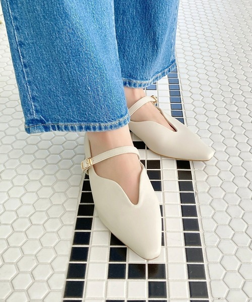 31 Sons de mode（トランテアン　ソン　ドゥ　モード）の「ベルトデザインフラットパンプス/45302（パンプス・レディース・ホワイト/レッド/ブラック・43/42/41/40/39/38/37/36/35/34/33）」の2枚目の写真