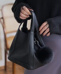 KOBE LETTUCE | ファーチャーム付きスクエアバッグ(ハンドバッグ)