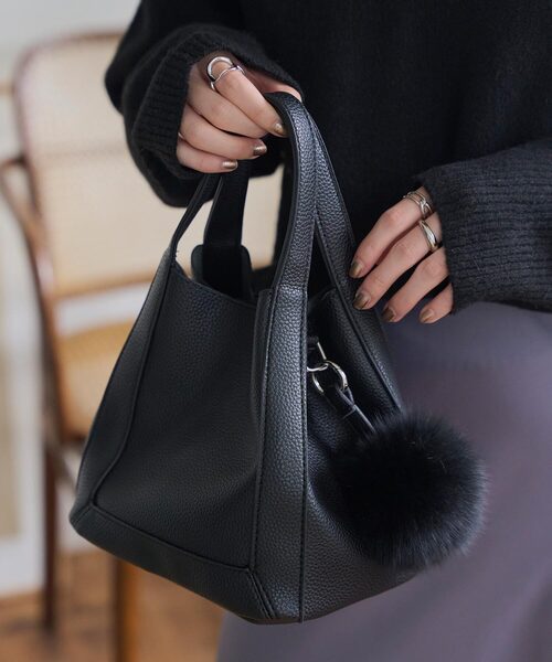 KOBE LETTUCE（コウベレタス）の「ファーチャーム付きスクエアバッグ（ハンドバッグ・レディース・グレー/アイボリー/ブラック/ブラウン・F）」の3枚目の写真