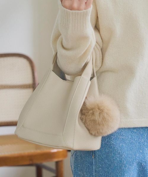 KOBE LETTUCE（コウベレタス）の「ファーチャーム付きスクエアバッグ（ハンドバッグ・レディース・グレー/アイボリー/ブラック/ブラウン・F）」の5枚目の写真