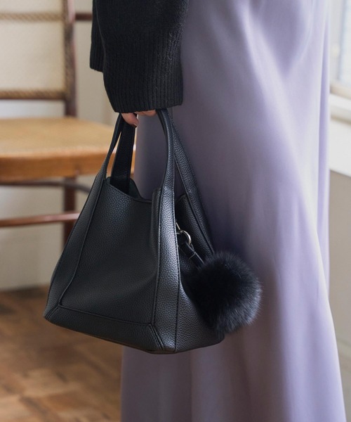 KOBE LETTUCE（コウベレタス）の「ファーチャーム付きスクエアバッグ（ハンドバッグ・レディース・グレー/アイボリー/ブラック/ブラウン・F）」の7枚目の写真