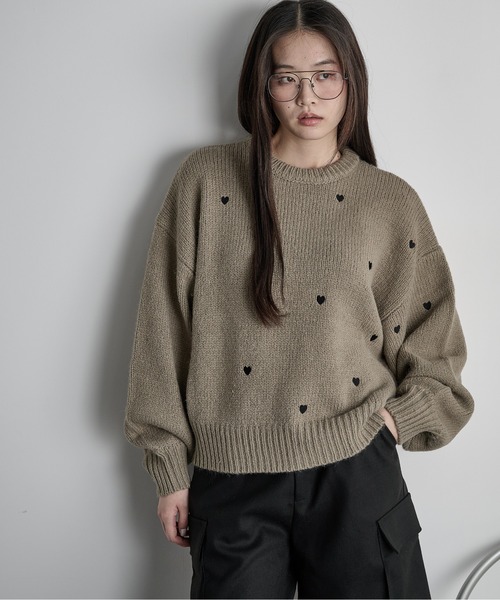 THE YOn（ザヨン）の「ハート刺繍ニットプルオーバー（ニット/セーター・レディース・グレイッシュベージュ/ブラック/アイボリー・FREE）」の3枚目の写真