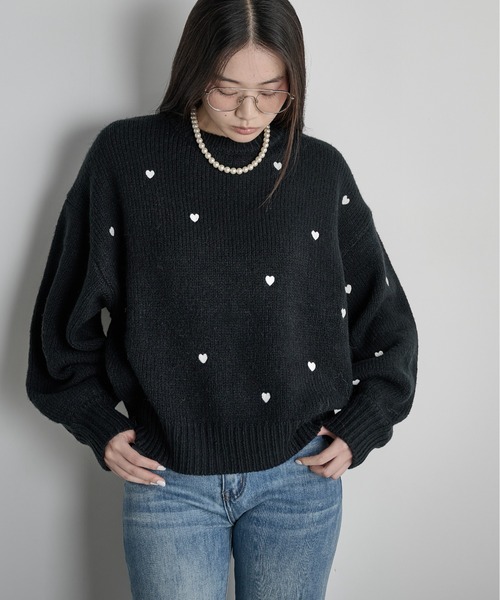 THE YOn（ザヨン）の「ハート刺繍ニットプルオーバー（ニット/セーター・レディース・グレイッシュベージュ/ブラック/アイボリー・FREE）」の2枚目の写真