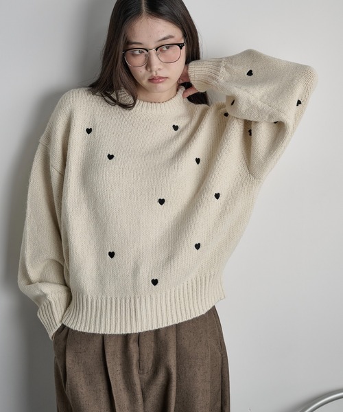 THE YOn（ザヨン）の「ハート刺繍ニットプルオーバー（ニット/セーター・レディース・グレイッシュベージュ/ブラック/アイボリー・FREE）」の4枚目の写真