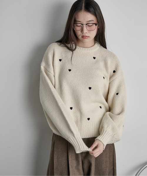 THE YOn（ザヨン）の「ハート刺繍ニットプルオーバー（ニット/セーター・レディース・グレイッシュベージュ/ブラック/アイボリー・FREE）」の5枚目の写真
