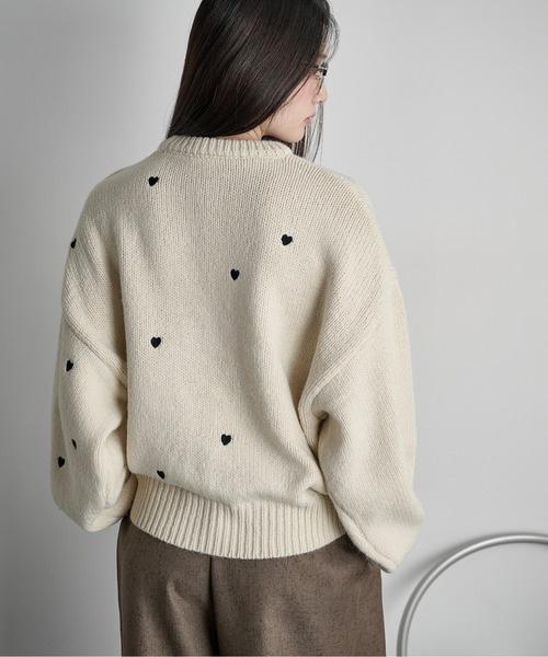 THE YOn（ザヨン）の「ハート刺繍ニットプルオーバー（ニット/セーター・レディース・グレイッシュベージュ/ブラック/アイボリー・FREE）」の7枚目の写真