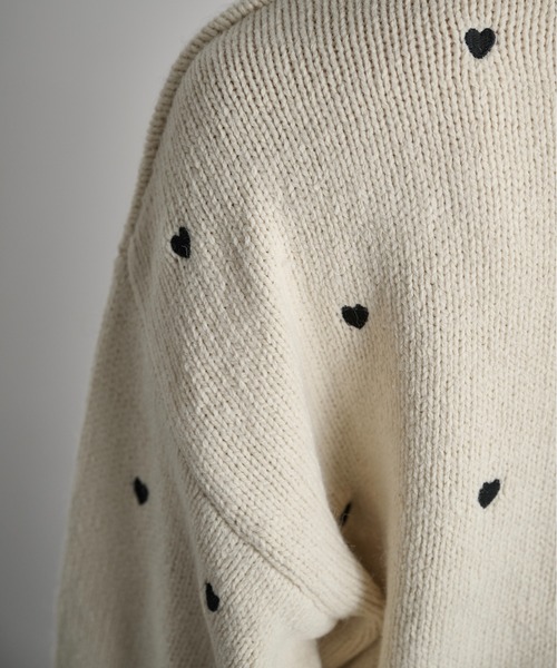 THE YOn（ザヨン）の「ハート刺繍ニットプルオーバー（ニット/セーター・レディース・グレイッシュベージュ/ブラック/アイボリー・FREE）」の8枚目の写真