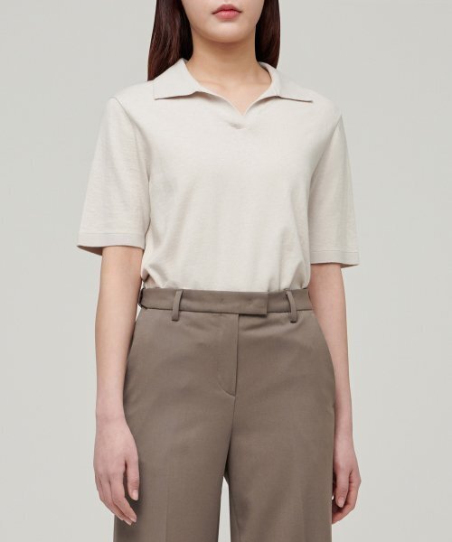 MUSINSA STANDARD WOMAN(ムシンサスタンダードウーマン)の「レディーススリットネックニットポロシャツ【ダスティクリーム】(ニット/セーター・レディース・その他・SMALL/MEDIUM/LARGE/X-SMALL)」の1枚目の写真