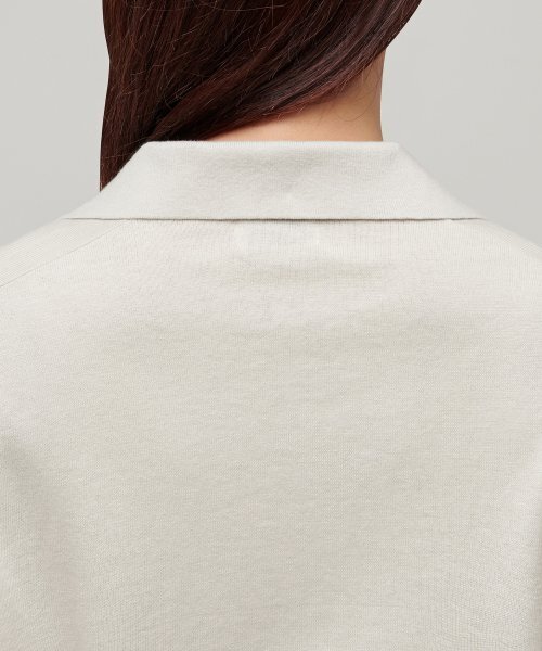 MUSINSA STANDARD WOMAN(ムシンサスタンダードウーマン)の「レディーススリットネックニットポロシャツ【ダスティクリーム】(ニット/セーター・レディース・その他・SMALL/MEDIUM/LARGE/X-SMALL)」の4枚目の写真