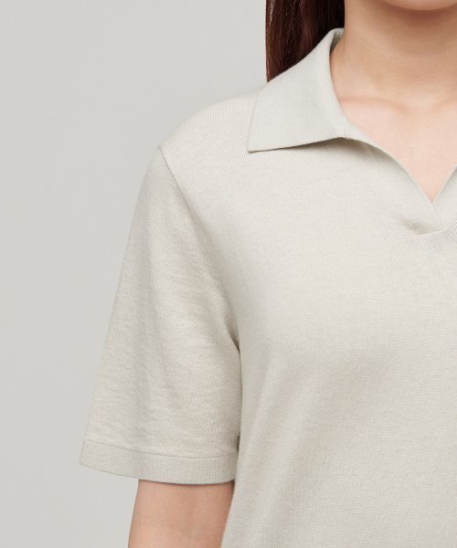 MUSINSA STANDARD WOMAN(ムシンサスタンダードウーマン)の「レディーススリットネックニットポロシャツ【ダスティクリーム】(ニット/セーター・レディース・その他・SMALL/MEDIUM/LARGE/X-SMALL)」の5枚目の写真