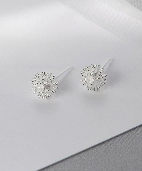 yu-ka(ユーカ)の「YU-KA:デザインミニピアス design mini pierce(ピアス(両耳用)・レディース・シルバー・FREE)」の1枚目の写真